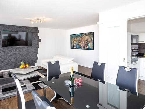 Couch, TV und Esstisch im Wohnzimmer