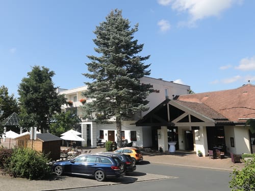 Eingang vom Hotel mit Prakplätzen