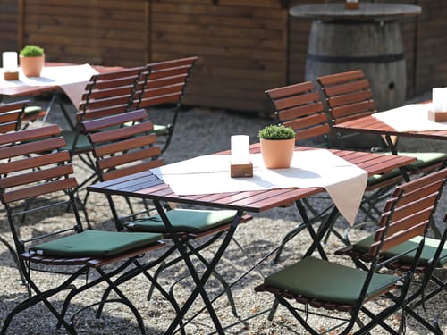 Garten mit Sitzmöglichkeiten