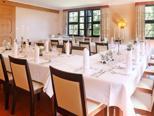 Speisesaal mit vielen gedeckten Tischen