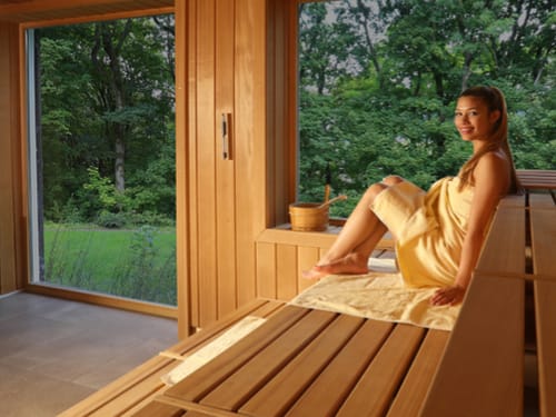 Eine Frau in der Sauna