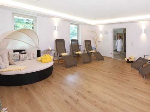 Wellnessbereich mit mehreren Liegen