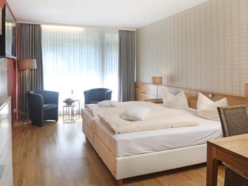 Standardzimmer mit Sitzecke und schreibtisch