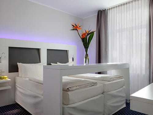 modernes Doppelzimmer mit Twinbett