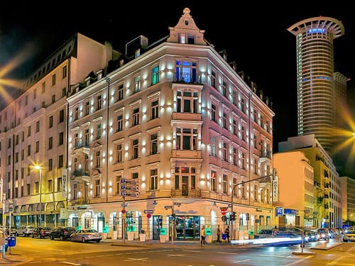 Nachts beleuchtetes Hotelgebäude in einer Stadt