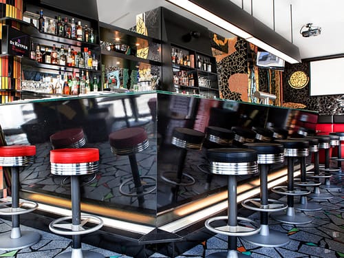 schwar und rot Barhocker an der Hotelbar