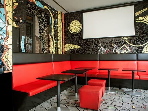 schwarz rote Loungemöbel in der Hotelbar