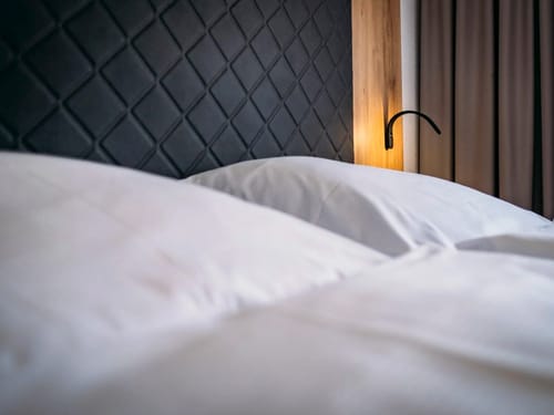 Bett mit einer Nachttischlampe