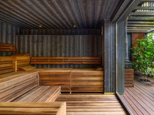 Gemütliche Holzsauna mit Blick auf den Garten