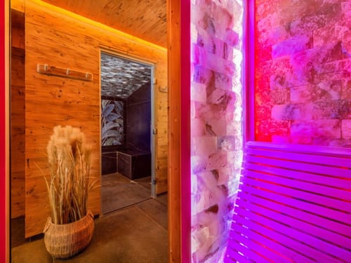 Luxuriöser Wellnessbereich mit Holzelementen und indirekter Beleuchtung