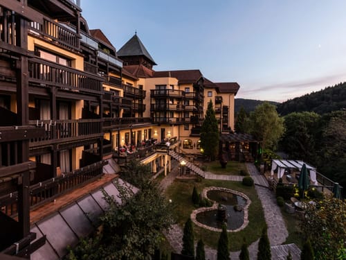 Luxushotel in idyllischer Waldlage bei Abenddämmerung