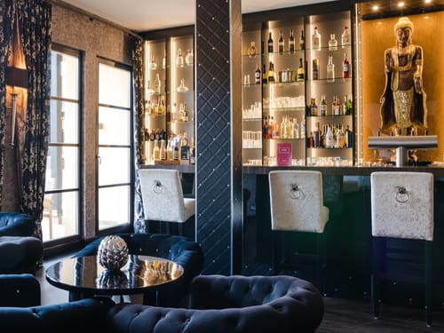 Elegante Lounge-Bar mit Buddha-Dekor.