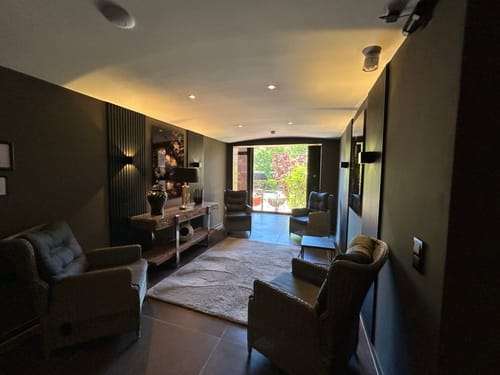 Modernes Wohnzimmer mit gemütlicher Beleuchtung und stilvoller Einrichtung.
