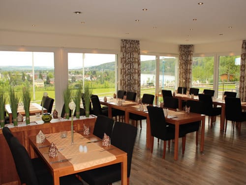 verschiedene Tischgruppen im Hotelrestaurant