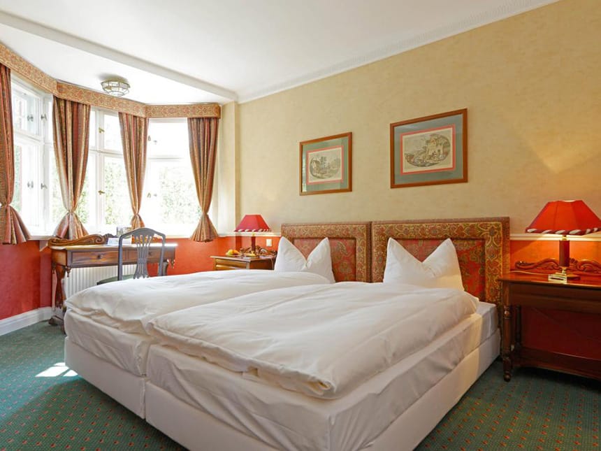 geräumiges Doppelzimmer mit Twinbett, Nachttischen, Schreibtisch und Stuhl