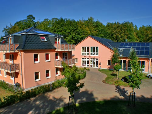 Aussenansicht des Resorts bei Sonnenschein