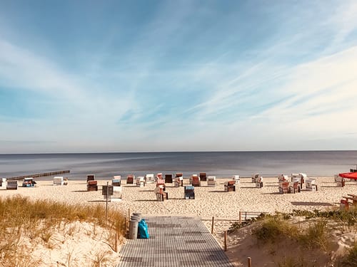 Sandstrand mit Strandkörben bei Sonnschein