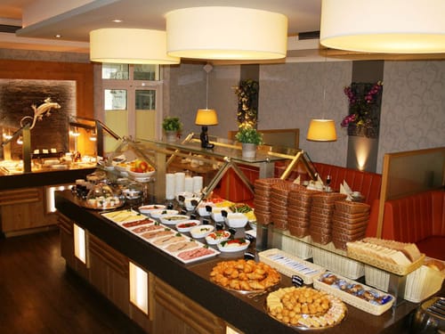 Frühstücksbuffet am Morgen mit einer vielfältigen Auswahl