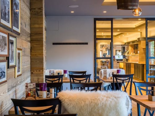 modern eingerichtetes Restaurant mit Holzmöbeln und Holzdeko
