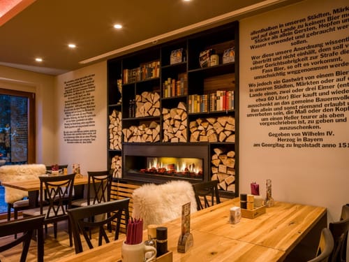 gemütliches Restaurant mit Kamin