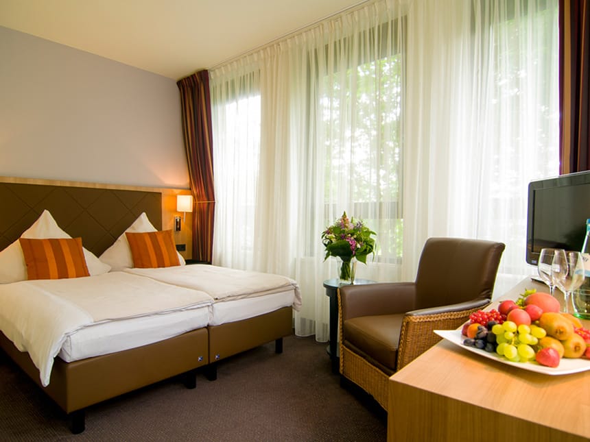 Doppelzimmer mit Sitzecke und TV