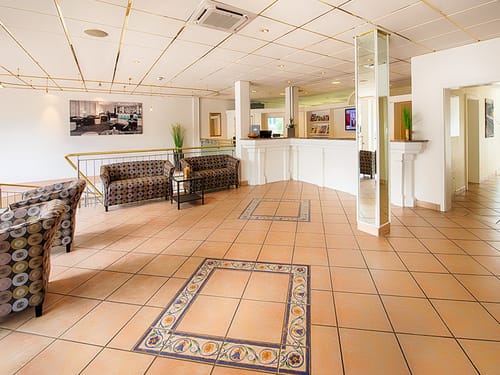 Rezeption und Sitzgruppen in der Lobby