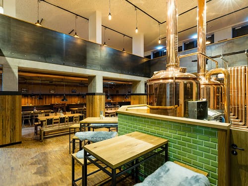 Brauhaus Rüsselsheimer Bräu mit kupfernen Sudkesseln