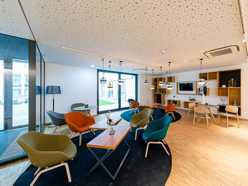 Lobby und Eingangsbereich mit verschiedenen Sitzgelegenheiten, Wandschrank und TV