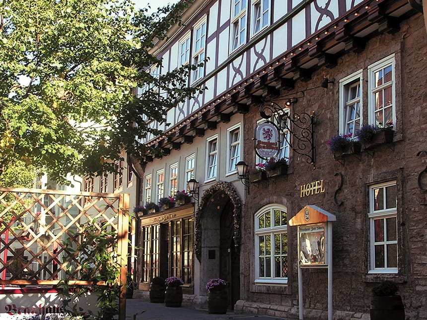 Historisches Fachwerkhaus mit Hotel und Restaurant im Sonnenschein.