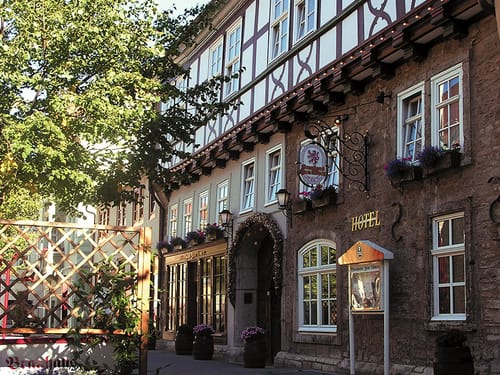 Historisches Fachwerkhaus mit Hotel und Restaurant im Sonnenschein.