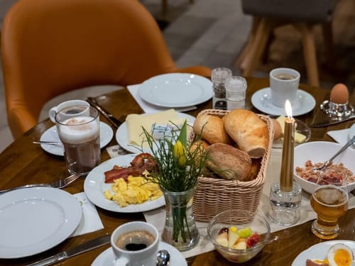 Angerichtetes Frühstück auf einem Tisch
