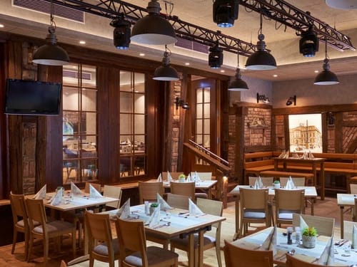 Mehrere eingedeckte im gemütlichen Restaurant