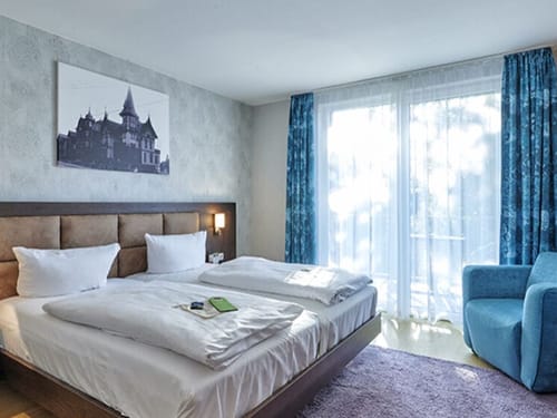 Helles, geräumiges Zimmer mit Sitzmöglichkeiten