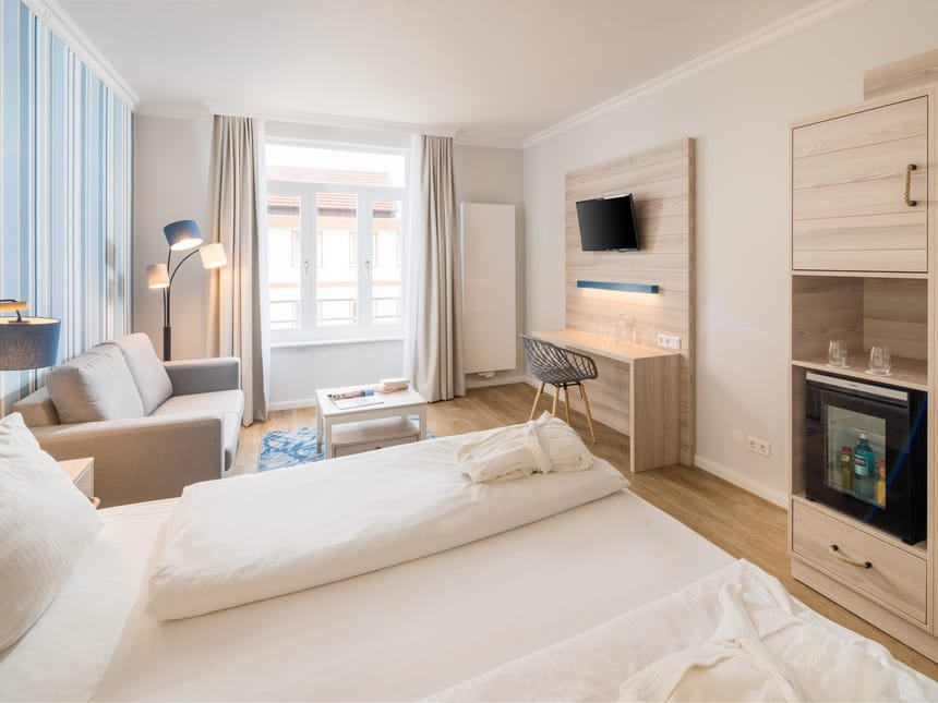 Geräumiges Doppelzimmer mit Couch, TV und Schreibtisch