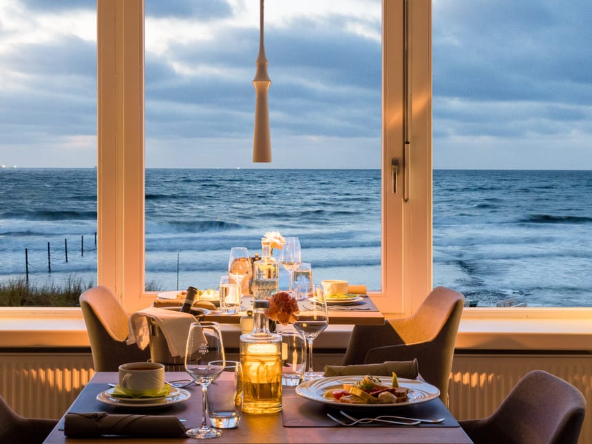 Eingedeckter Tisch am Fenster