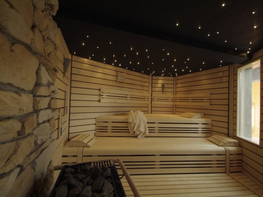 Holzsauna mit Steinwand