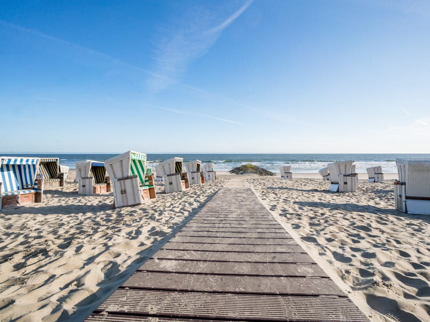 Viele Strandkörbe am Strand
