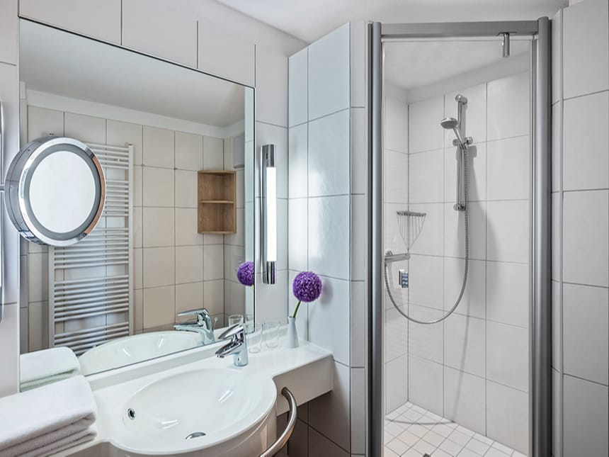 Bad mit Kosmetikspiegel, Dusche und Waschbecken