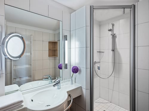 Bad mit Kosmetikspiegel, Dusche und Waschbecken