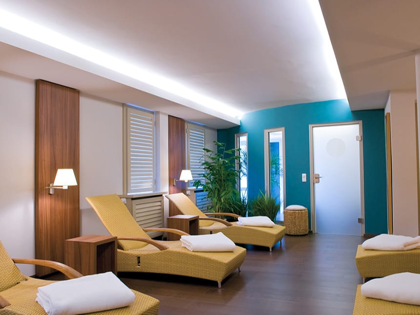 Ruheraum mit Liegen und Handtüchern