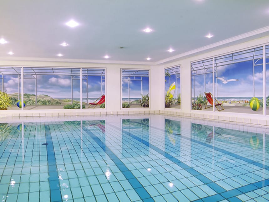 Schwimmbad mit kristallklarem Wasser