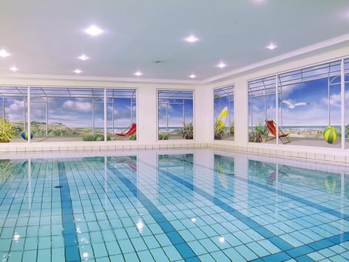 Schwimmbad mit kristallklarem Wasser