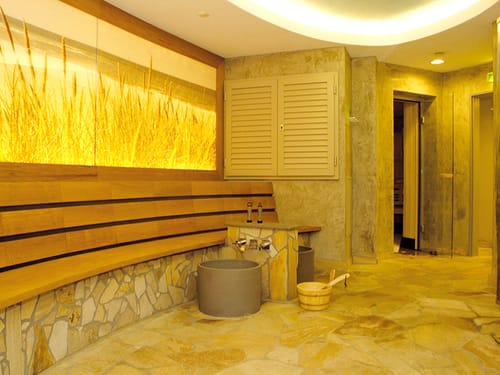 Moderner Wellnessbereich mit Ruhebank, Saunen und Fußbad