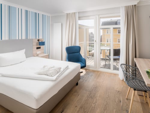 Modernes Zimmer mit TV, Schreibtisch