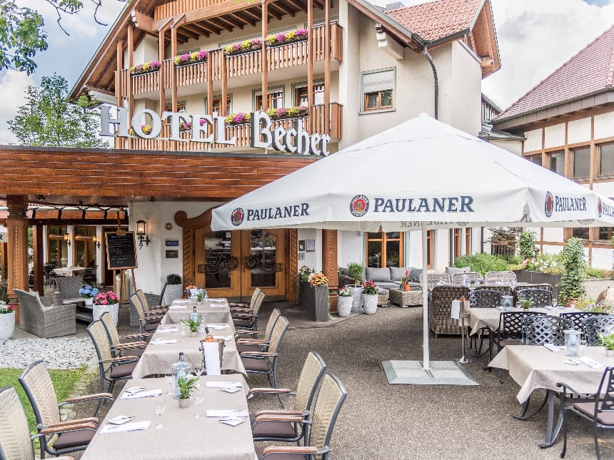Außenansicht vom Hotel mit Terrasse davor