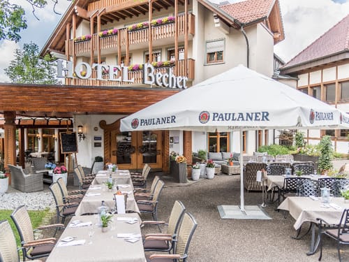 Außenansicht vom Hotel mit Terrasse davor