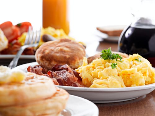 Frühstücksteller mit mehreren Speisen