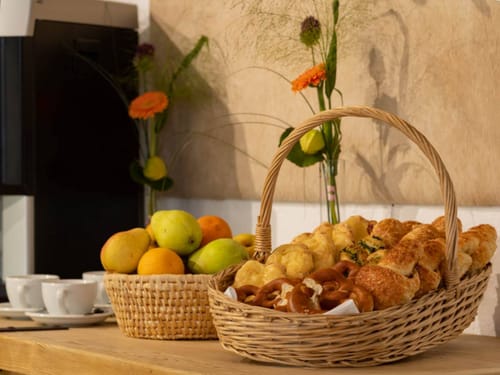 Frühstücksbuffet mit verschiedenen Speisen