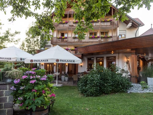 Garten mit Sitzmöglichkeiten