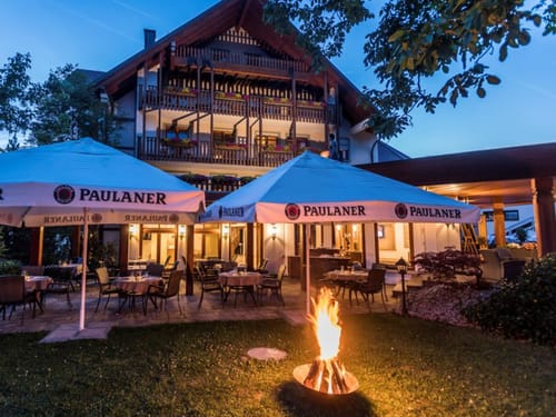 Lagerfeuer vor dem Hotel